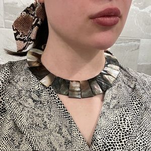 Reversible shell collar necklace
